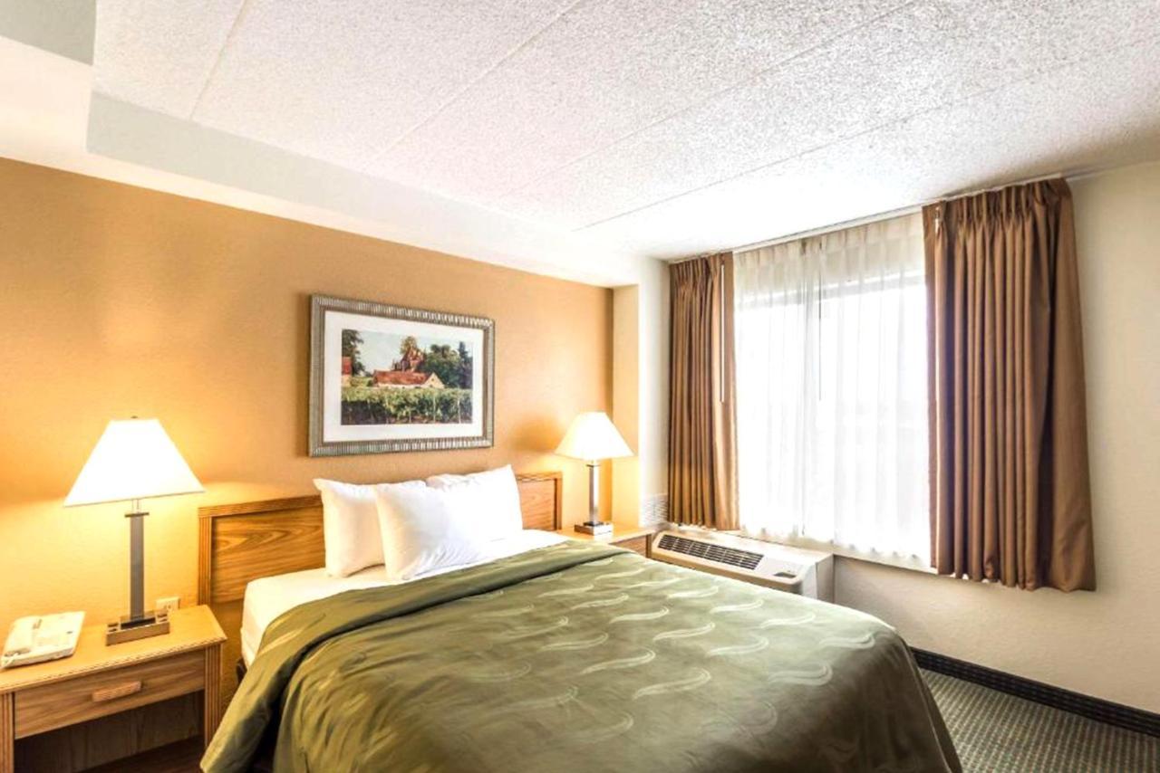 Quality Inn & Suites Мілвокі Екстер'єр фото