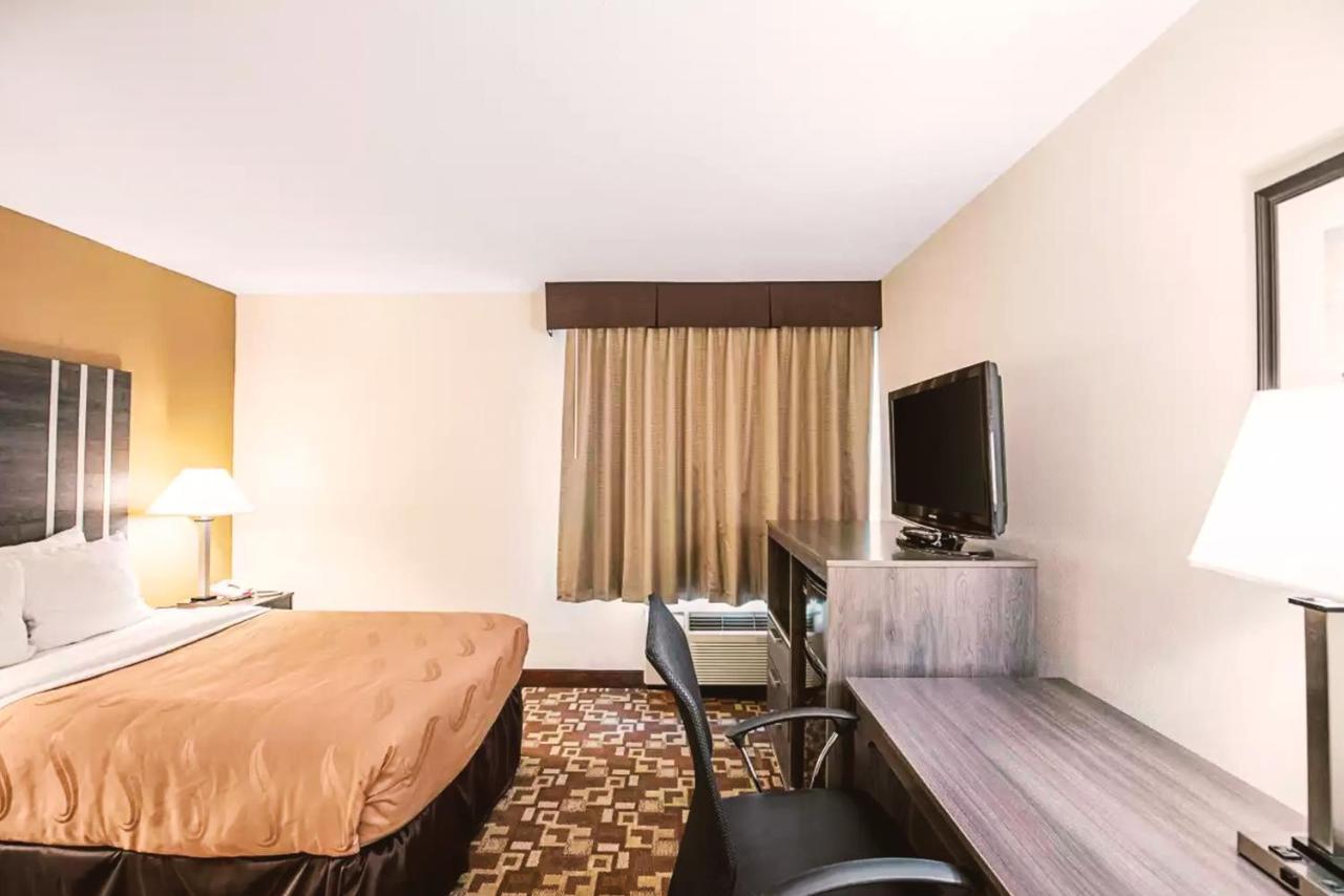 Quality Inn & Suites Мілвокі Екстер'єр фото