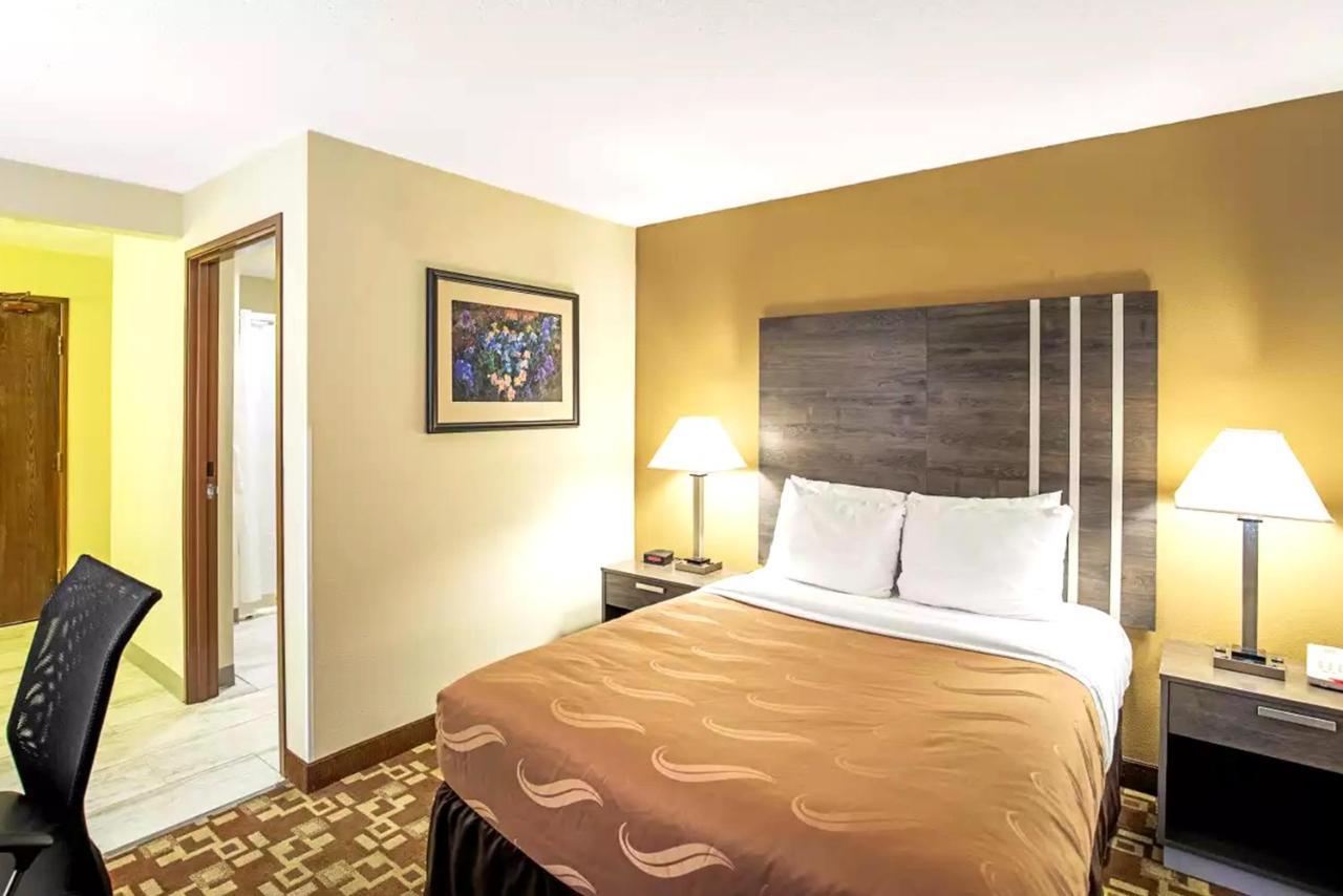 Quality Inn & Suites Мілвокі Екстер'єр фото