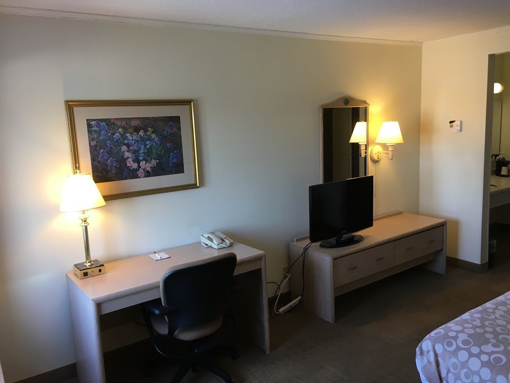 Quality Inn & Suites Мілвокі Екстер'єр фото