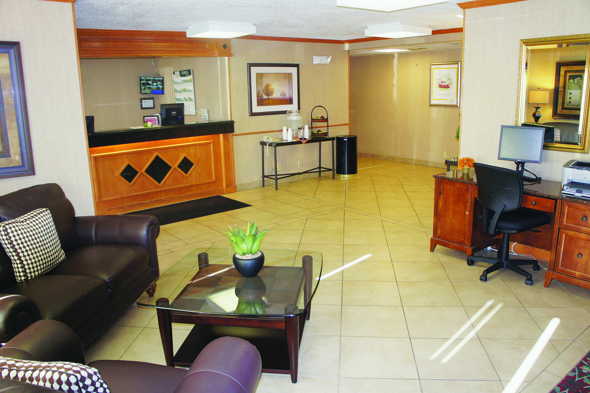 Quality Inn & Suites Мілвокі Екстер'єр фото